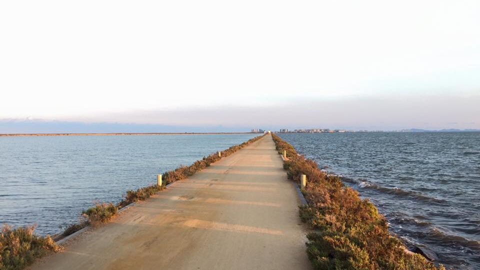 paseo de la mota con salinas a la izquierda y mar menor a la derecha